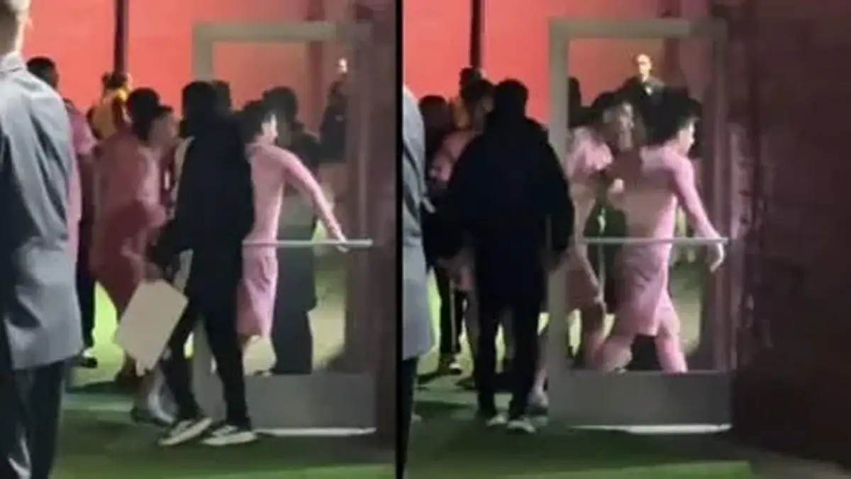 Lionel Messi se mostró disconforme con la actuación de los árbitros.