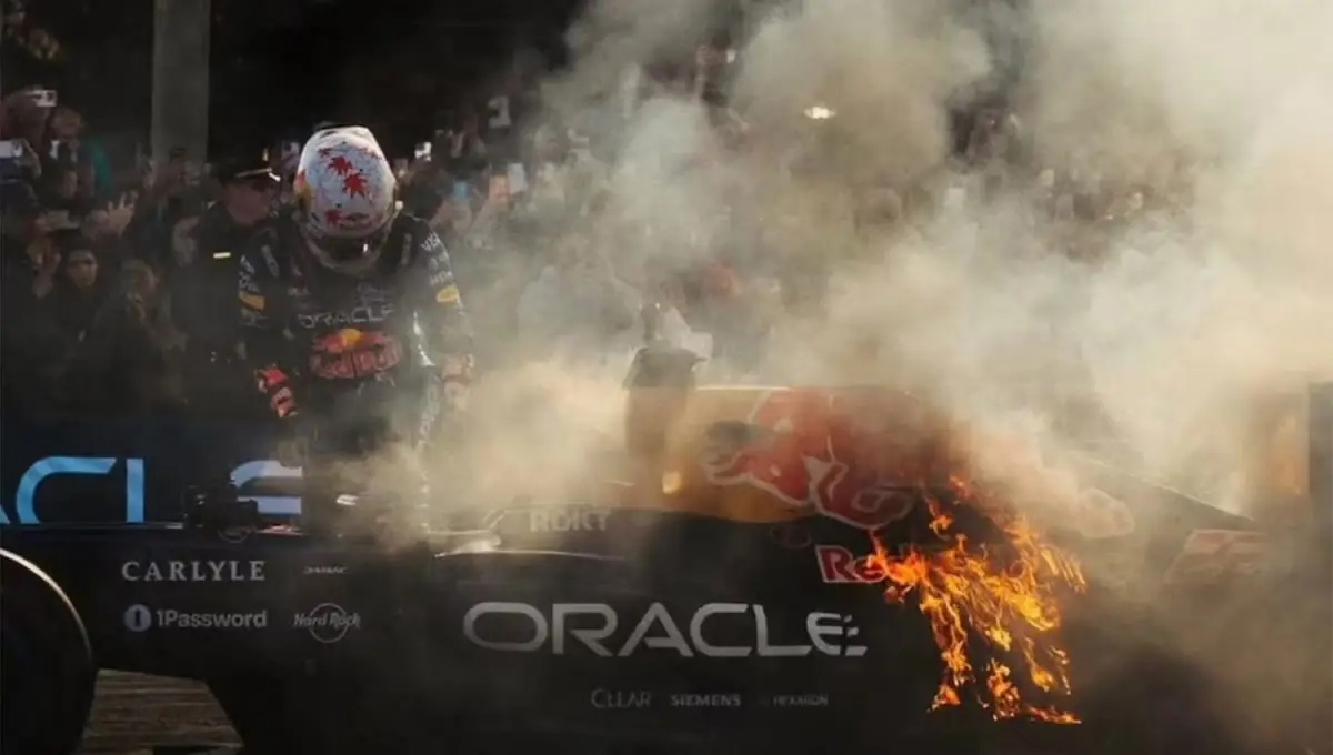 INESPERADO. El japonés se bajó con el auto en llamas. 