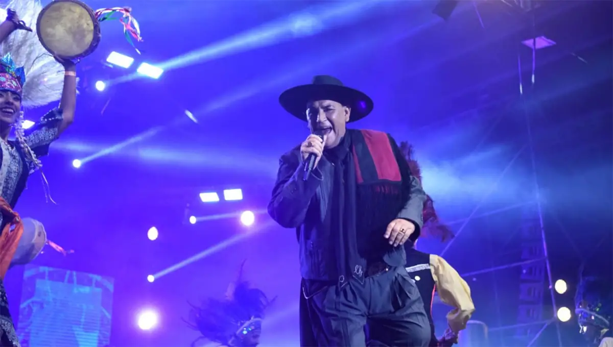 UN CLÁSICO. El Chaqueño Palavecino abrió su show recitando coplas y luego desplegó un enganchado de chacareras.