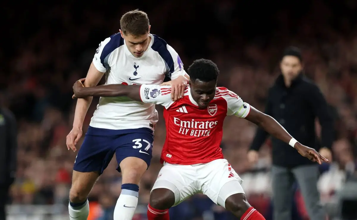 SIN EQUIVALENCIAS. Arsenal goleó como visitante, sigue puntero y hundió a su rival en la tabla.