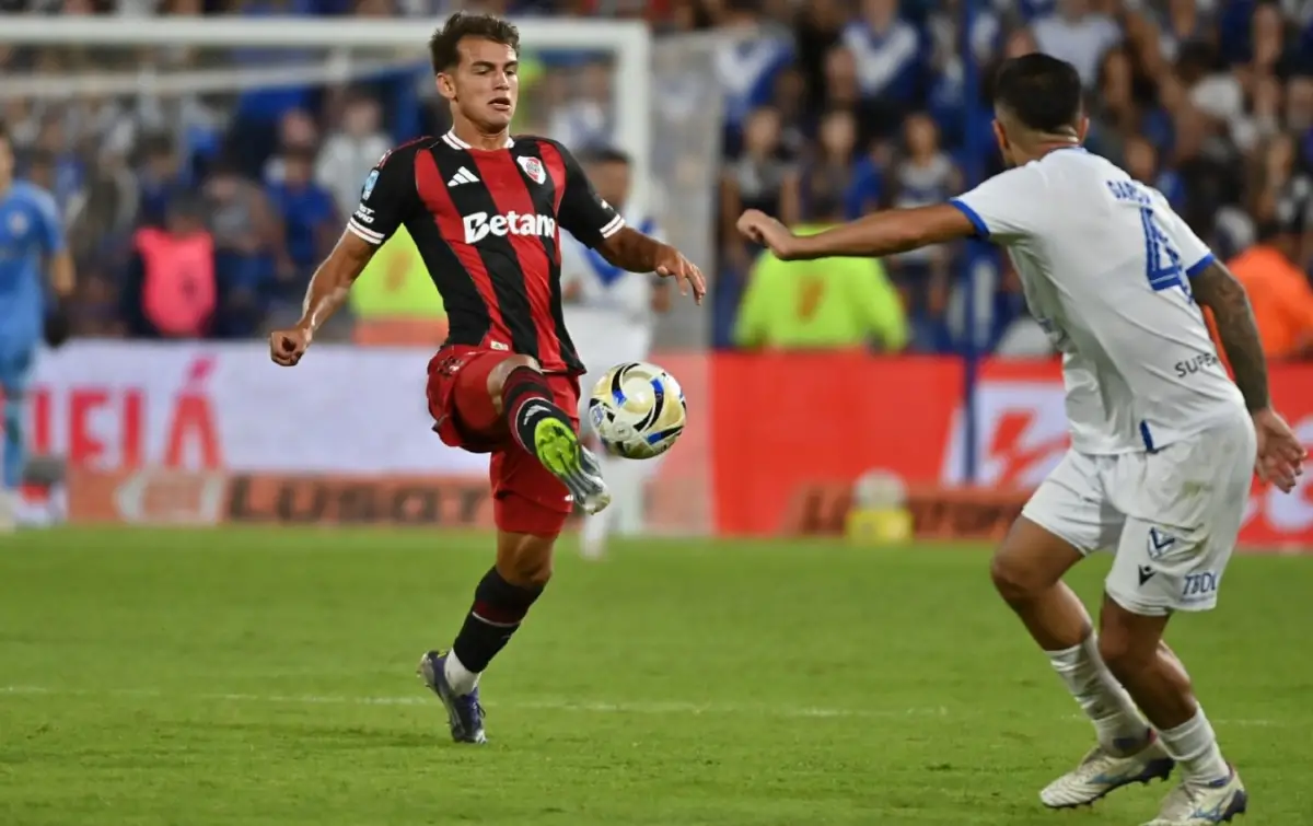 A TODO O NADA. Lucas Martínez Quarta trata de despejar ante la presión de Joaquín García.