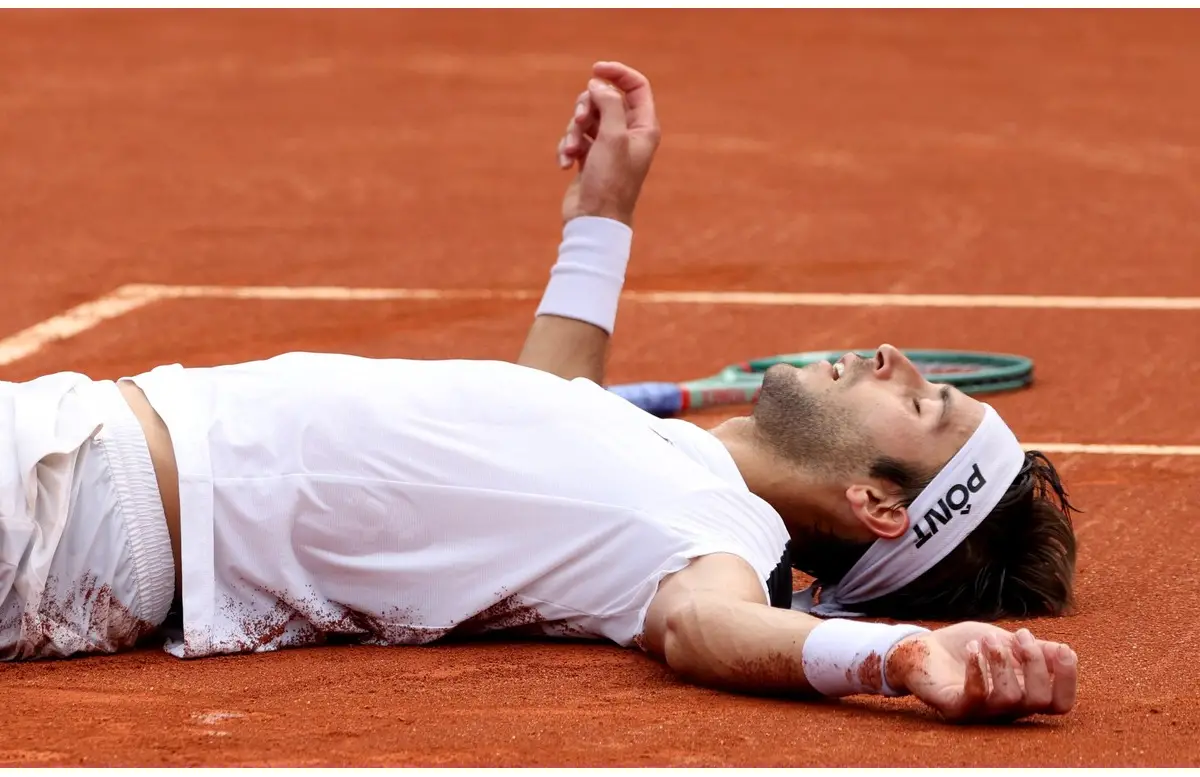 Tomás Etcheverry cayó desplomado luego del triunfo en Brasil.