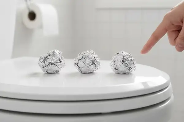El truco del papel aluminio en el inodoro: por qué todos están probando esta técnica