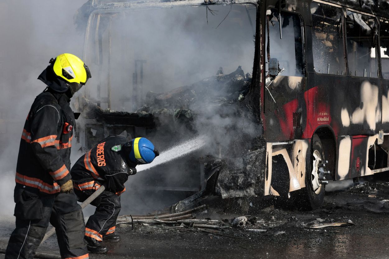 FUEGO. El transporte público permanece suspendido, por los incidentes.