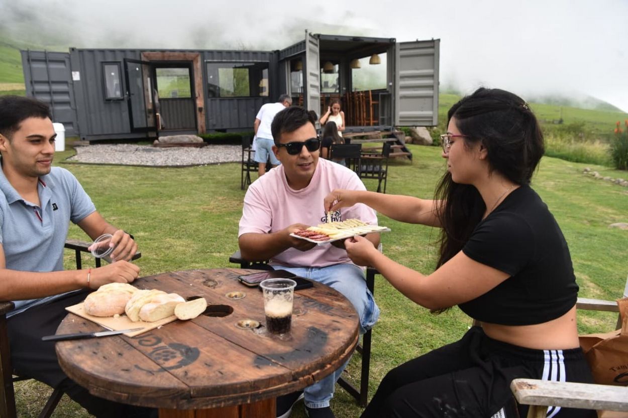 DISFRUTE. Los clientes de “La Sofía” probando sus quesos.