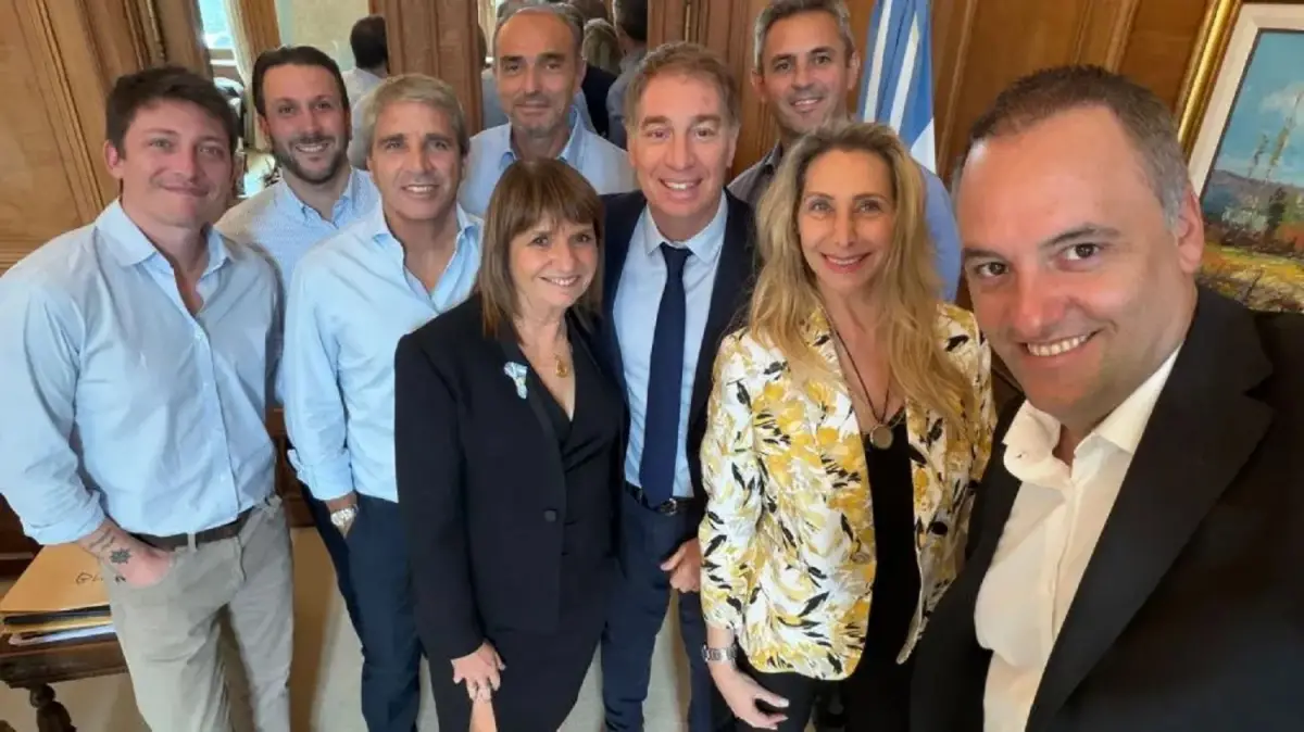 MESA POLÍTICA. El círculo de confianza de Milei se tomó una selfie antes de la reunión. 