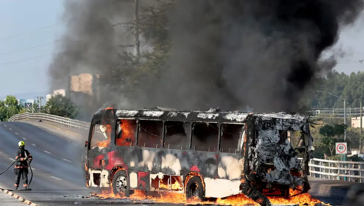 CAOS. Uno de los colectivos incendiados en una ruta de Tapalpa, la ciudad de Jalisco en donde fue detenido El Mencho Oseguera.