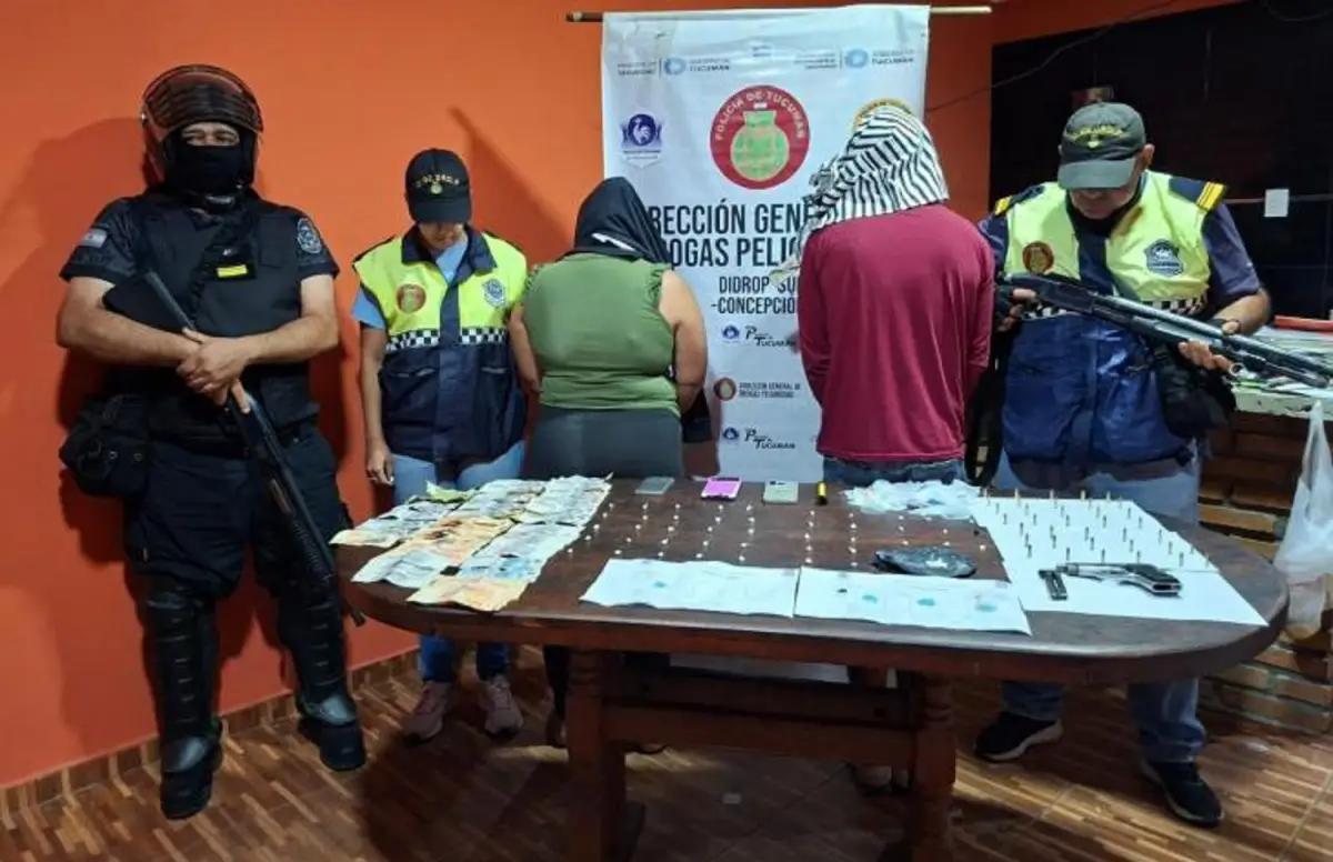 PROCEDIMIENTO. Durante el operativo se secuestró dinero en efectivo y bochitas de cocaína, entre otros elementos. 
