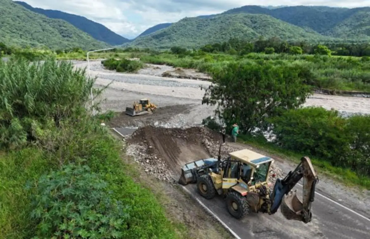 La maquinaria ingresó al río Lules.