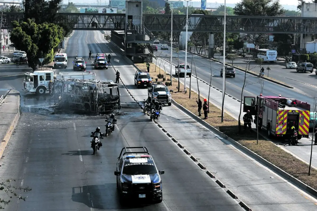CENIZAS. Así quedó un colectivo quemado por civiles pertenecientes a grupos narcos, tras el operativo en Jalisco.
