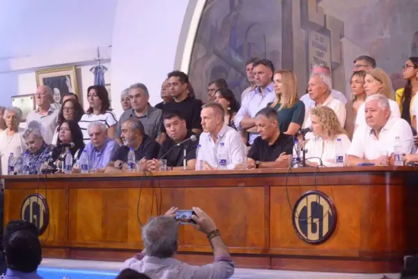 Fuerte advertencia de la CGT: acusan de entreguistas a los gobernadores peronistas que apoyan la reforma laboral