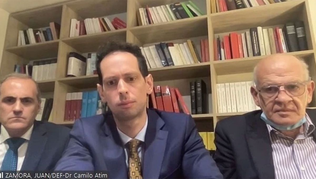 AUDIENCIA. Zamora, a la derecha, acompañado por sus defensores durante una de sus comparencias ante la Justicia.