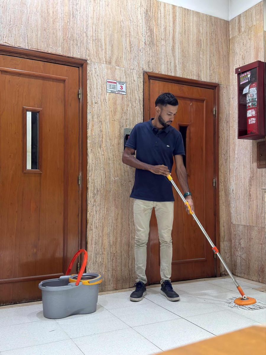 EL SUSTENTO DE VIDA. Por las noches, Quiroga trabaja como custodio en un edificio. Ese sueldo le ayuda a sobrevivir.