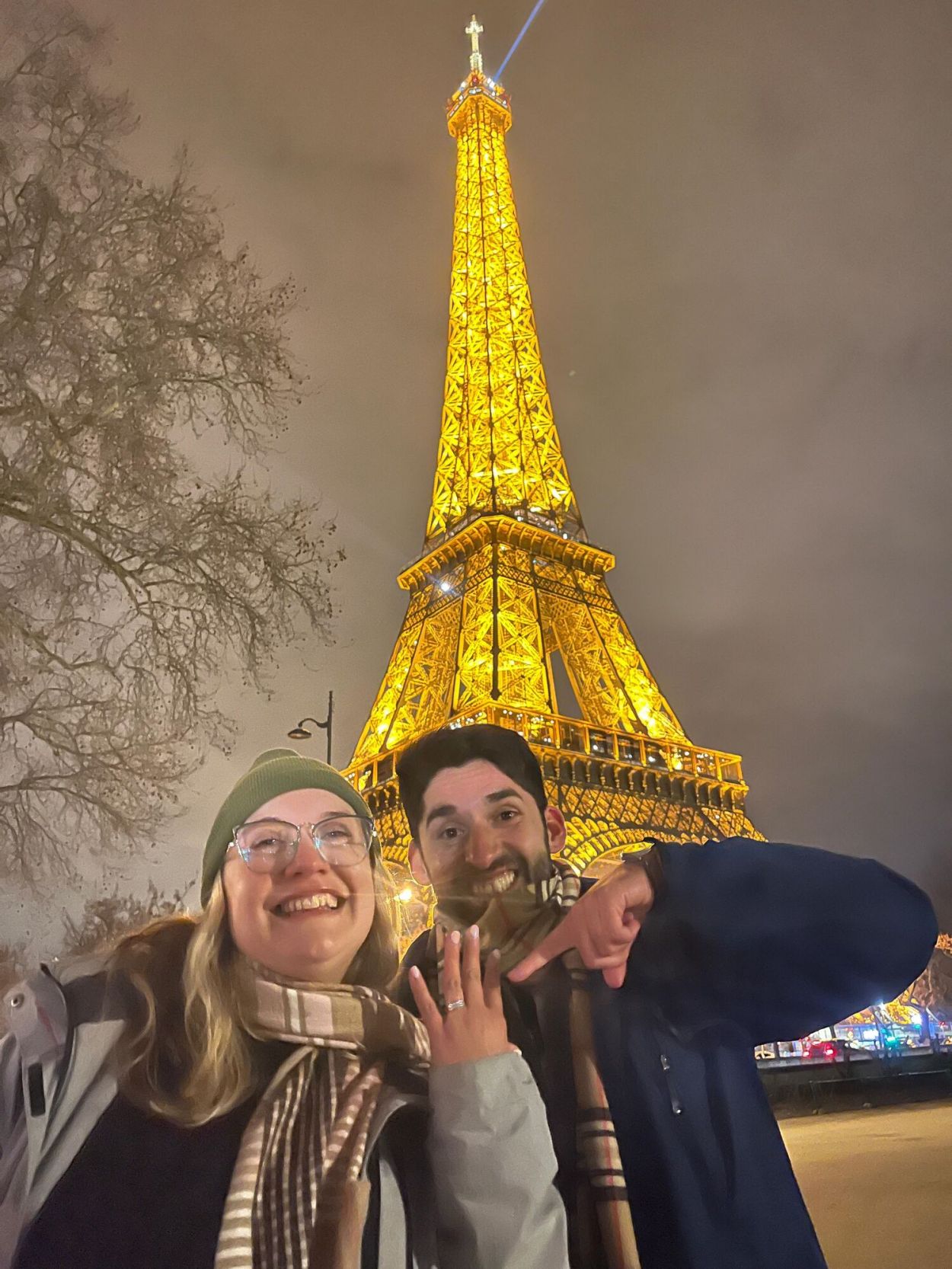 AMOR. Alicia y Patricio, comprometidos con la Torre Eiffel de testigo. asdfasdfasdf