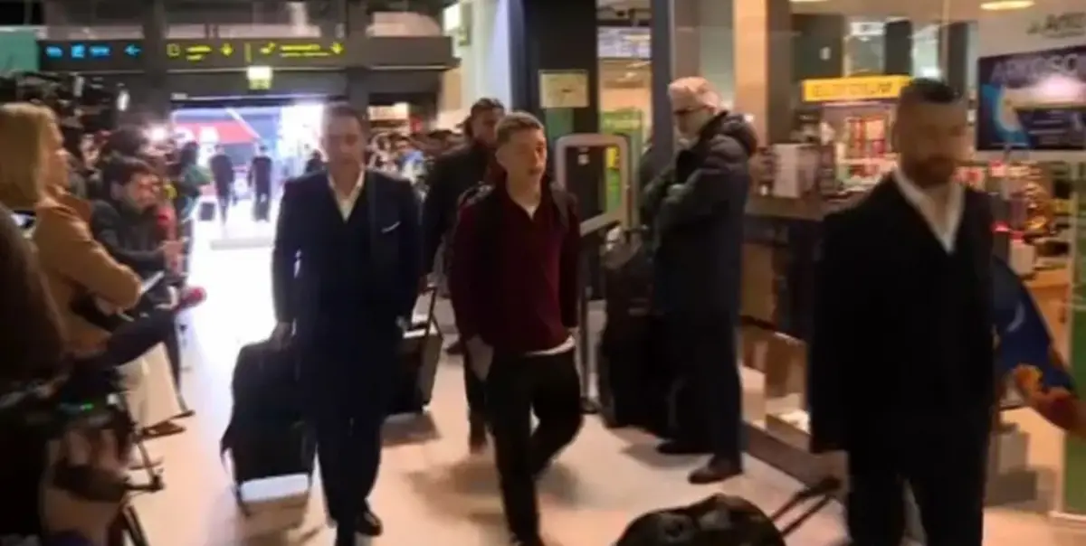 VIAJA. Prestianni acompañó a la delegación de Benfica que partió hacia Madrid para la vuelta de los playoffs.