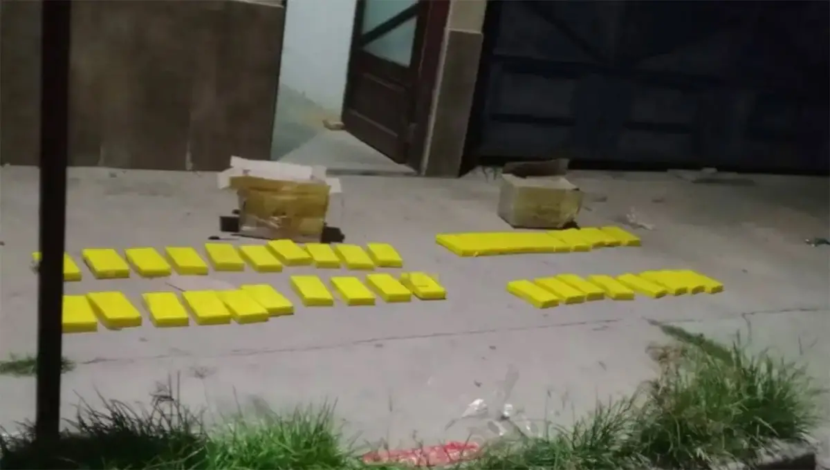 EL BOTÍN. El tucumano detenido en Orán cargaba con dos cajas de cartón cuando fue detectado por la Policía.