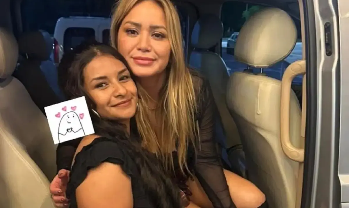 Karina La Princesita junto a Thania Santillán. Foto tomada de a24.com.