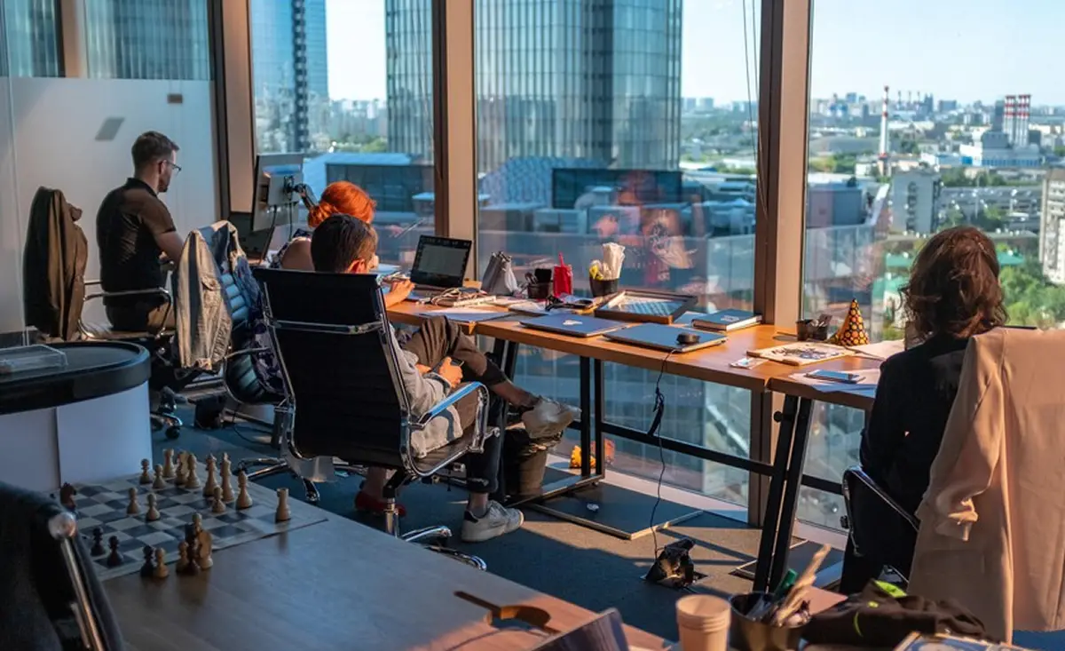 DEBATE LABORAL. El respaldo crece entre jóvenes y tras el rechazo a reducir la jornada a 37,5 horas. En Argentina, la reforma laboral avanza en otra dirección. / PEXELS