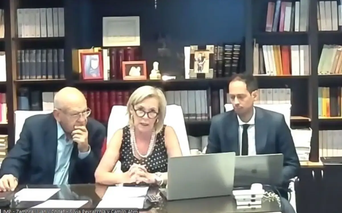 CONCENTRADO. El citricultor Juan Zamora aparece junto a sus defensores durante la audiencia realizada ayer.