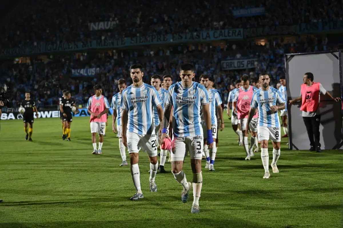 CARAS LARGAS. Los jugadores de Atlético dejan el campo masticando bronca, luego de una nueva derrota jugando de visitante.