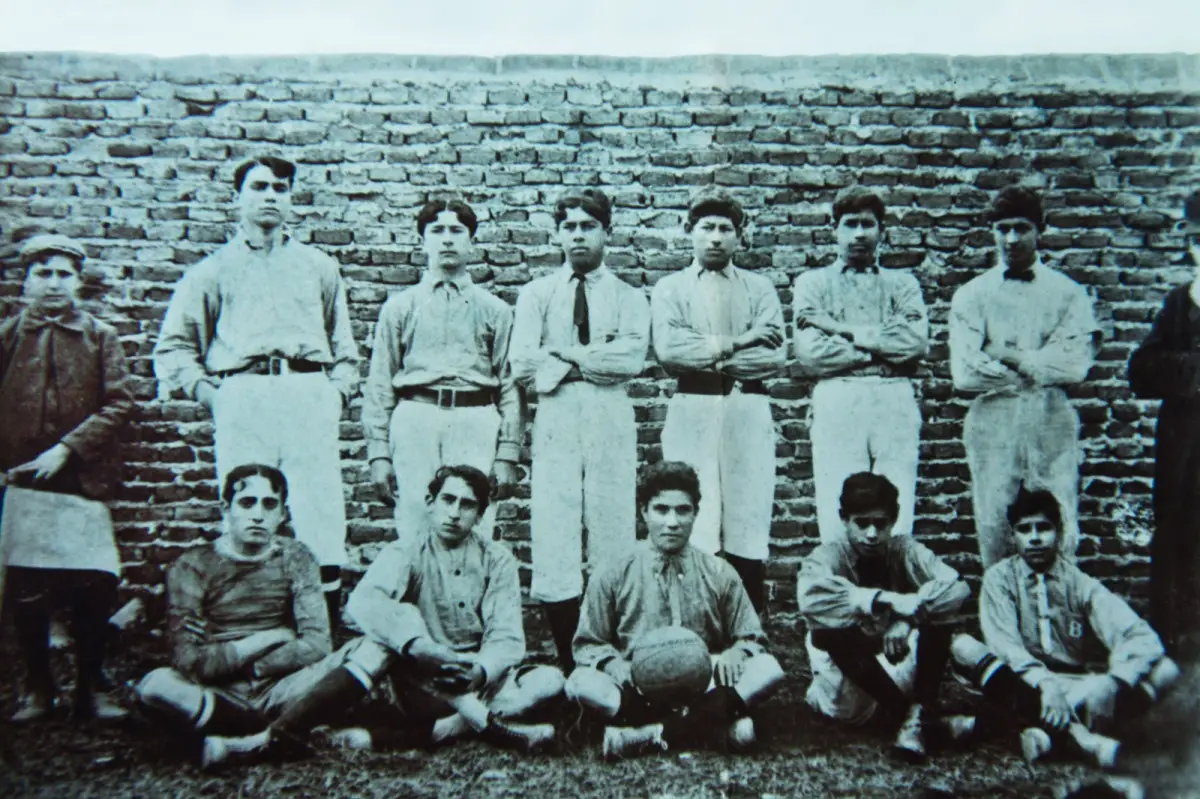 JUEGO DE NIÑOS, SUEÑO DE GRANDES. Fotografía de 1906: el núcleo fundador de adolescentes que dio vida al Club Atlético Belgrano.