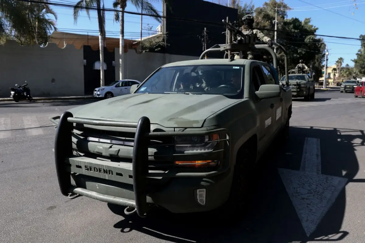 PATRULLA. Vehículos del Ejército de México recorrían ayer las calles de Guadalajara, en el estado de Jalisco, el día después de los enfrentamientos.