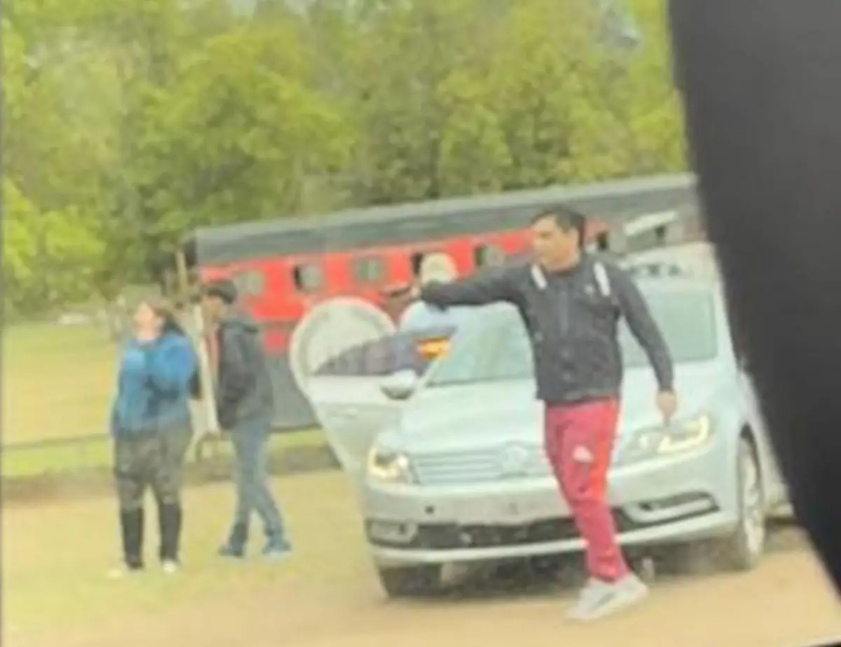 LOS NOGALES. Imagen de un video en que se ve a Ale disparando en la entrada de una fiesta.