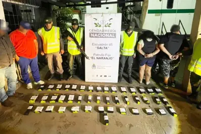 Inspeccionan, descubren y extraen 34 kilos de cocaína del torpedo de un auto