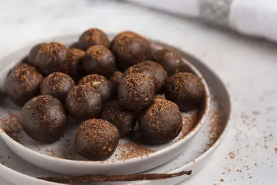 Trufas de cacao, nueces y dátiles: el desayuno saludable y delicioso que aporta energía al instante