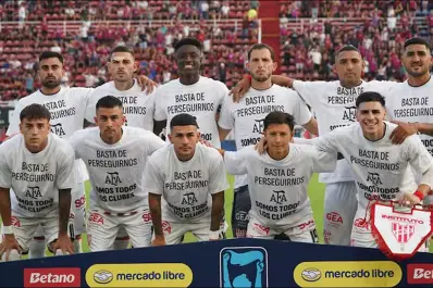 “Basta de perseguirnos”: futbolistas de San Lorenzo e Instituto utilizaron camisetas en apoyo a la AFA tras el anuncio del paro