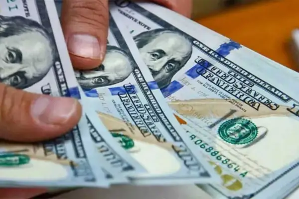 El dólar hoy: la cotización oficial se estabilizó en $1.415 y el blue bajó a $1.430