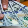 El dólar bajó y tocó el menor valor en cinco meses