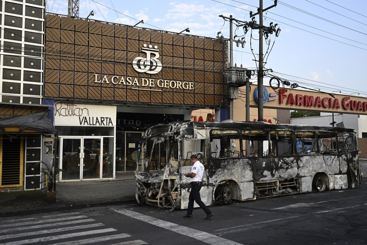 VIOLENCIA. Uno de los vehículos calcinados en la ciudad de Puerto Vallarta. AFP