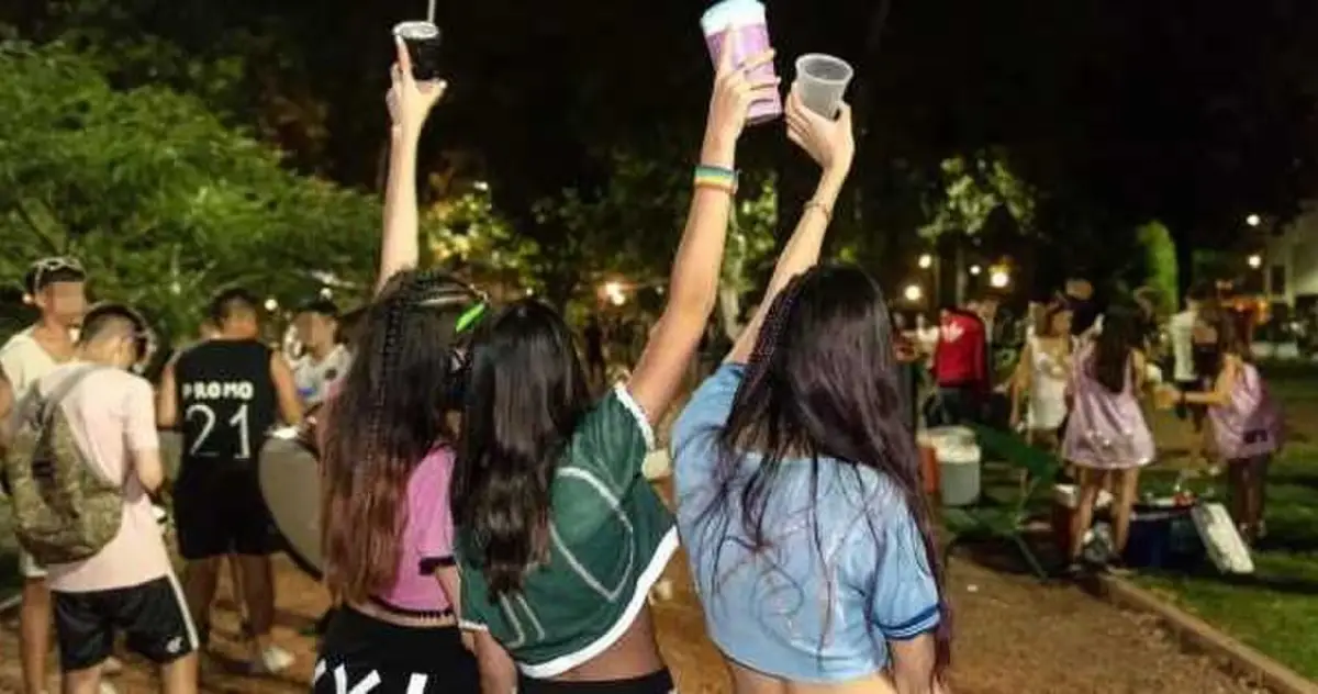 CELEBRACIÓN. Los chicos preparan remeras y vasos para el ritual que marca el inicio del último año.