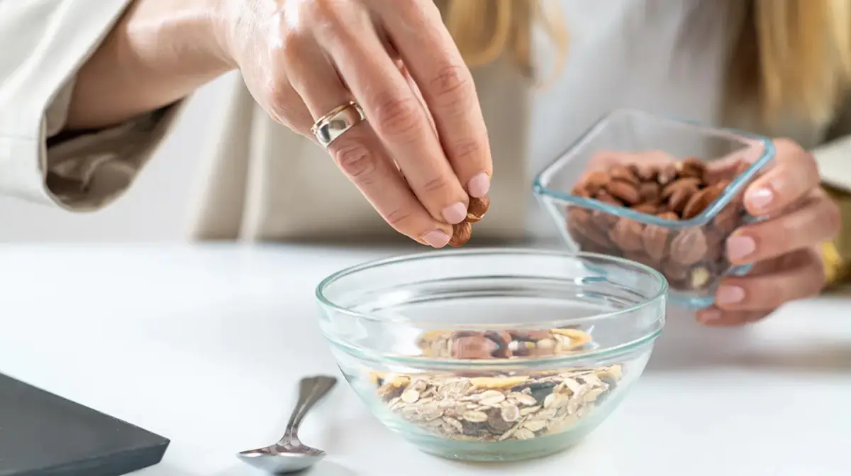 Comer aproximadamente 56 gramos de almendras al día podría mejorar el colesterol y proporcionar una serie de otros beneficios metabólicos, según un nuevo estudio. (iStock/Fox News)