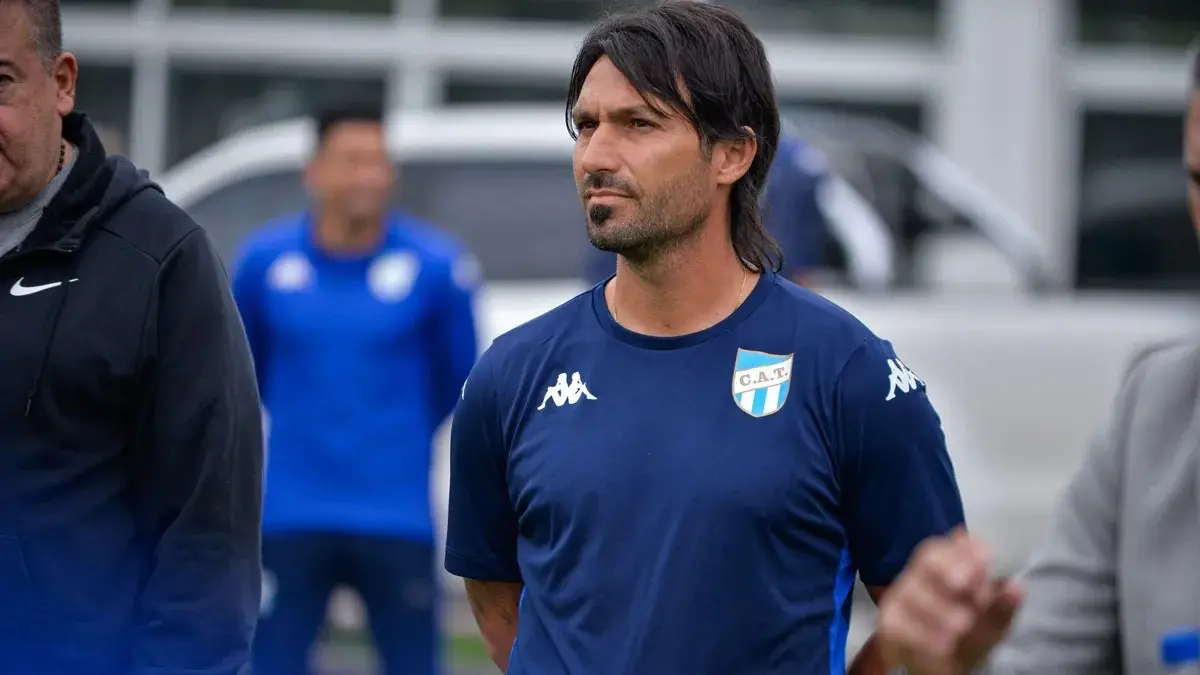 FIN DE CICLO. El entrenador cesa el cargo en el conjunto Decano tras solamente haber disputado 10 encuentros oficiales.