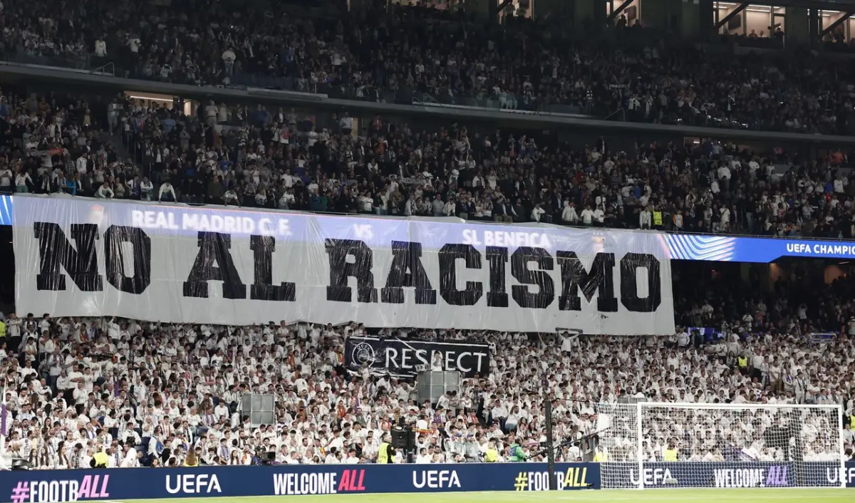 BANDERA. Los fanáticos del Real Madrid expresaron su apoyo a Vinícius tras el altercado con Prestianni.