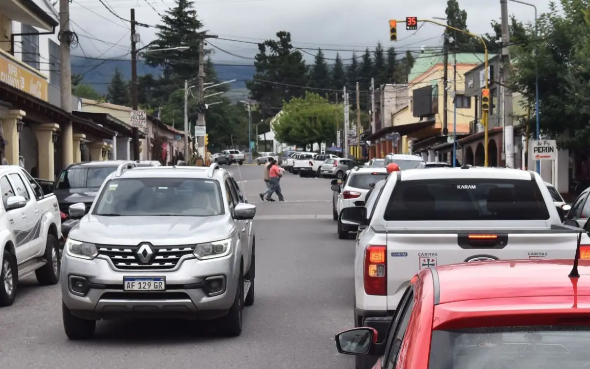 DEMORAS. En la villa turística tucumana, los conductores se quejan de tener filas de uno o dos kilómetros a causa de la semaforización en la ruta. 