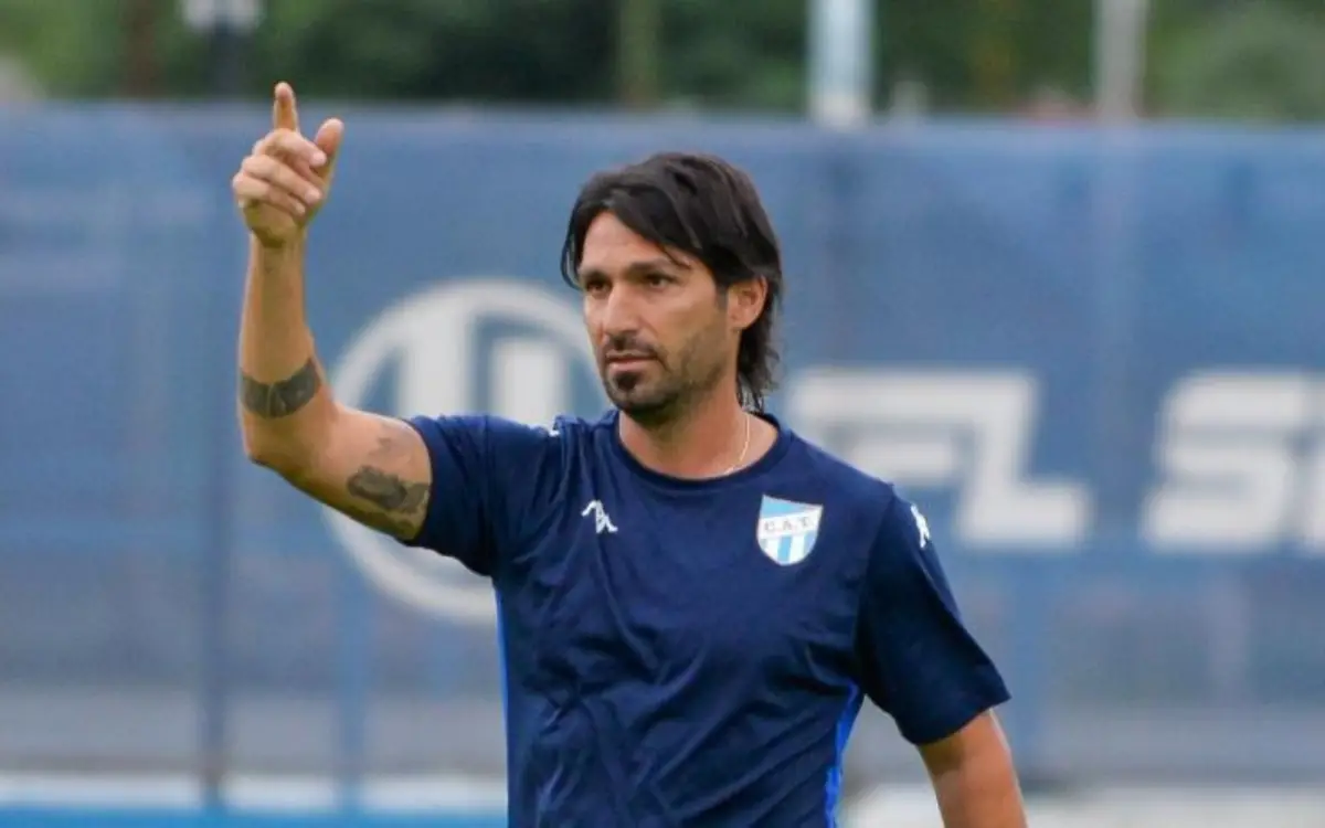 DESPEDIDA. El entrenador se marcha tras haber disputado solamente 10 encuentros oficiales con el Decano..