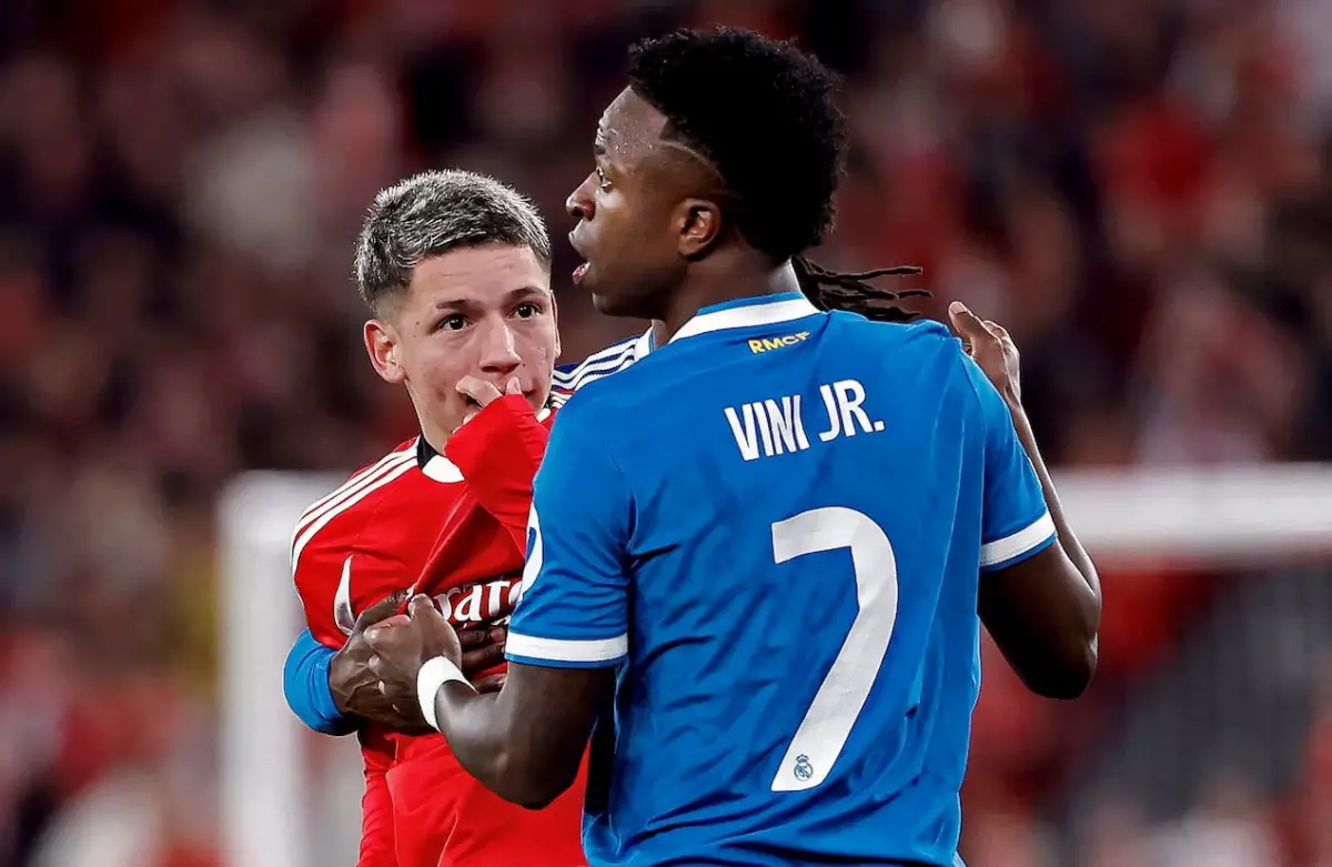 VERSIONES CRUZADAS. Prestianni fue suspendido por la UEFA, tras un supuesto caso de racismo contra el delantero brasileño.