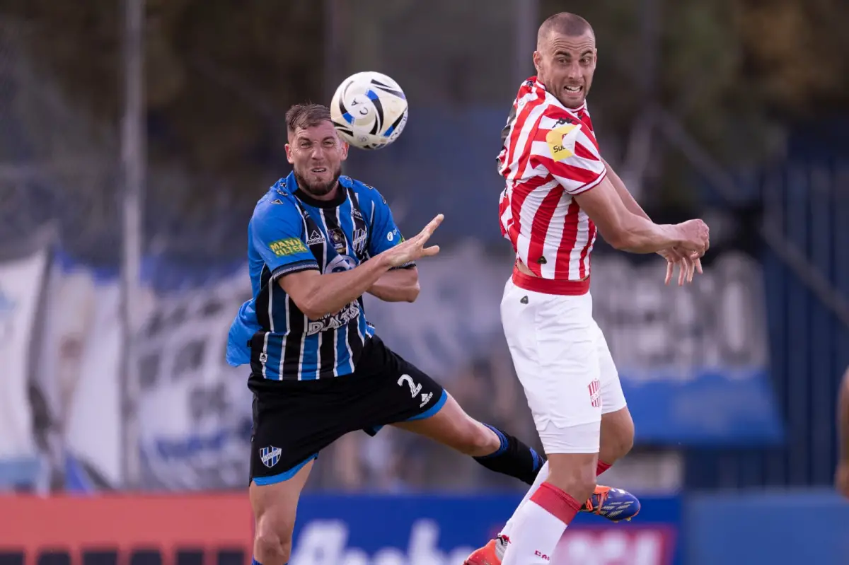 EFECTIVIDAD. Nicolás Fosa Ferreyra ganó en las alturas en el triunfo contra Almagro.