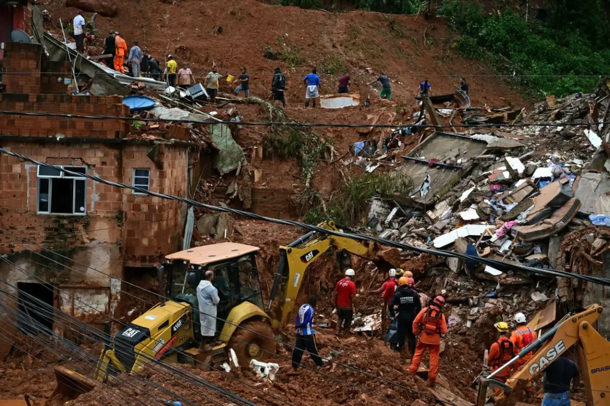 RESCATE. Buscan víctimas del deslave en un barrio de Minas Gerais. 