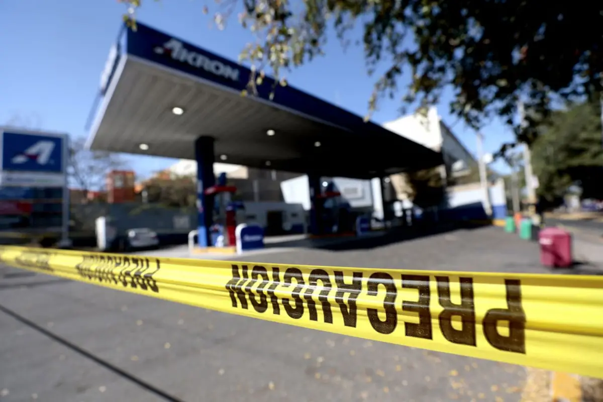 CLAUSURADO. Estaciones de servicio y negocios cerrados, en la ciudad más afectada por los disturbios tras la muerte de “El Mencho” Oseguera