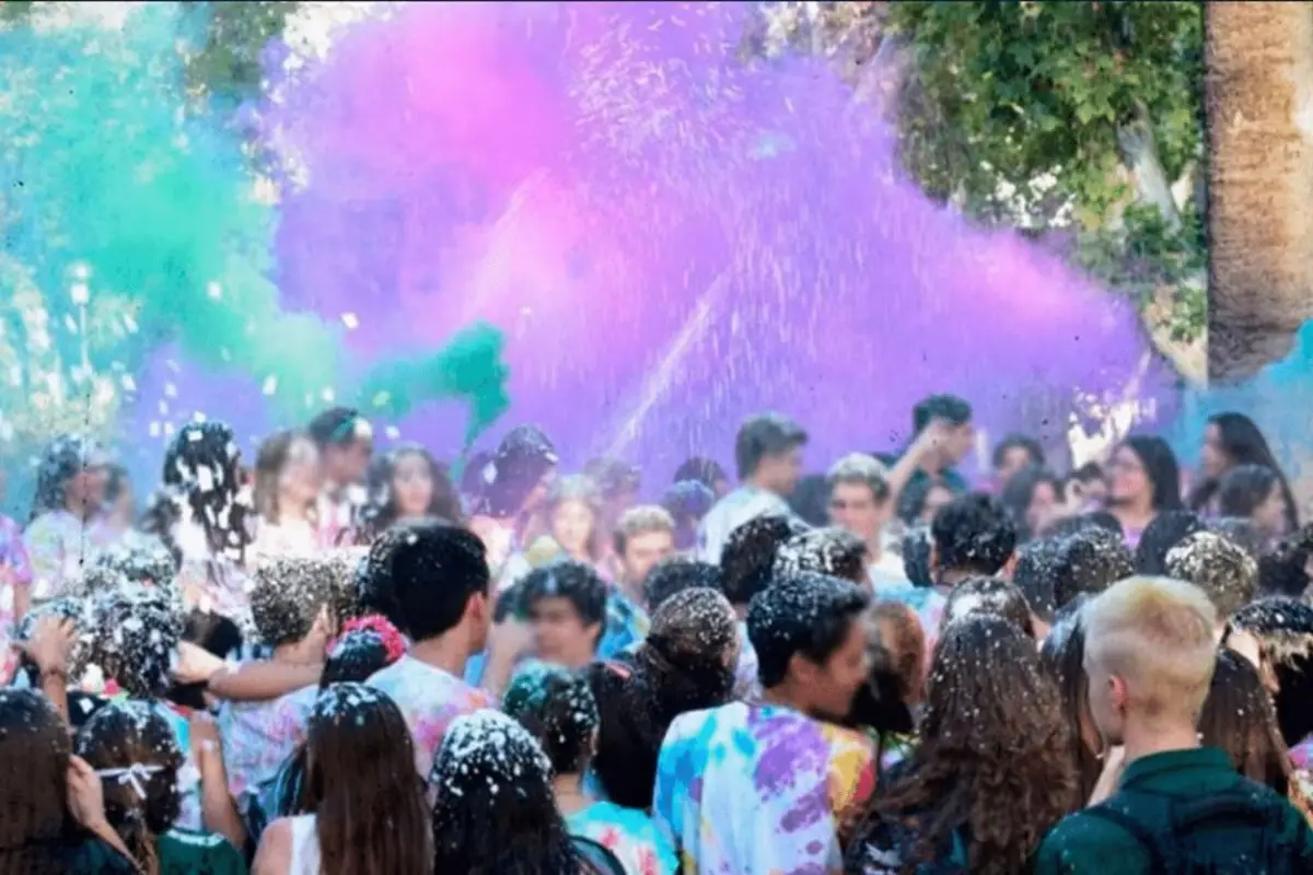 FESTEJO ANTES DE EMPEZAR LAS CLASES. El UPD comienza la noche anterior con música, alcohol y la consigna de no dormir hasta que salga el sol.