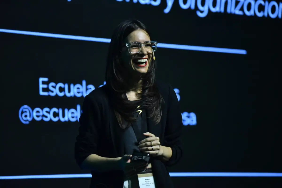 EXPERTA EN TECNOLOGÍA Y EDUCACIÓN. Melina Masnatta durante su exposición sobre aprendizaje, trabajo e inteligencia artificial ante un auditorio colmado. / LA GACETA, OSVALDO RIPOLL