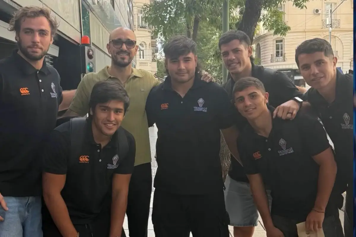 Los jugadores de Tarucas junto a Abel Pintos.