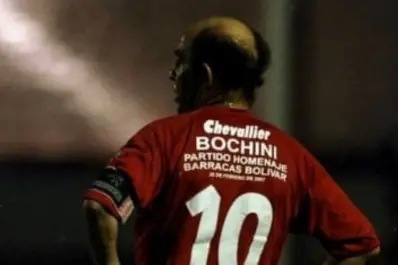 Efeméride: a 19 años del día en que Bochini volvió a pisar una cancha después de su retiro
