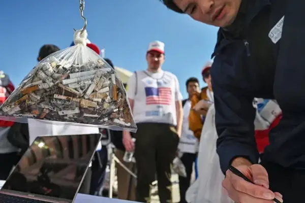 Qué es el spogomi, la disciplina nacida en Japón que premia a quienes limpian las calles