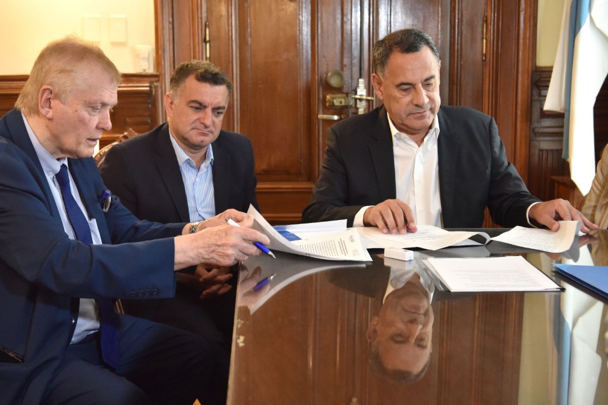 ACUERDO. El convenio se firmó en la Casa de Gobierno de la provincia.