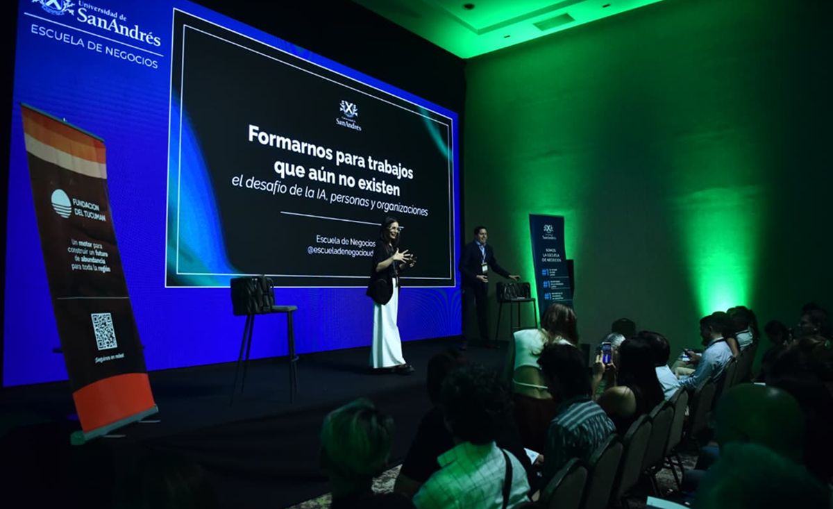 CHARLA SOBRE IA. En el Hilton Garden Inn, Melina Masnatta propuso rediseñar la forma en que aprendemos. “Educar es promptear”, afirmó, y llamó a gobernar la IA con criterio y propósito. / LA GACETA, OSVALDO RIPOLL.